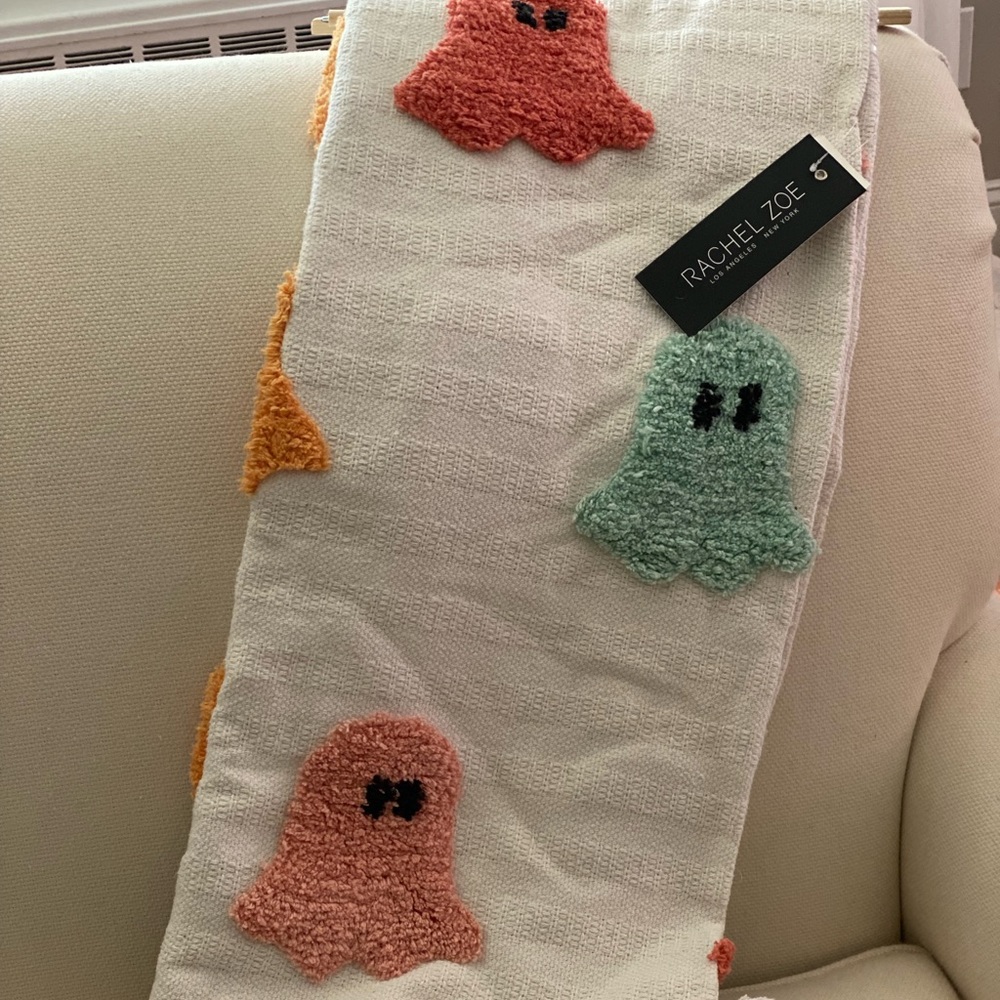 Rachel Zoe, Viral til tok HomeGoods ghost throw blanket